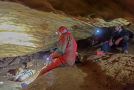 Chýnovská jeskyně, Mejla si připravuje potápěčské lahve, nad ním mu asistuje náš nový člen Lukáš foto: Honza Kotík (c) 2022