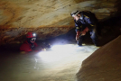 Chýnovská jeskyně, Mejlovi asistuje Lukáš. Pro podvodní potápění je stěžejní týmová spolupráce a disciplína foto: Honza Kotík (c) 2022