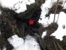Další z mladých účastníků Matěj postupuje spárou mezi kameny ke vstupu do jeskyně Valhala v Jizerských horách foto (c) Jana 2022