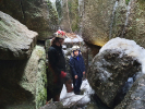Na dně jednoho z vchodů do jeskyně Valhala jsou některé kameny obaleny ledem. Dohlížíme na bezpečnost mladých účastníků. foto (c) Ondra 2022