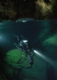 Při objevování pomáhají speleopotápěčům podvodní skútry foto (c) Mejla