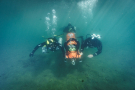 Show speleo záchranky, borci předvádějí transport raněného pod vodou foto (c) Mejla Dvořáček
