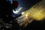 Speleopotápěč při přípravných pracech pro 3D mapování. Sardinie, jeskyně Bue Marino foto (c) Mejla Dvořáček
